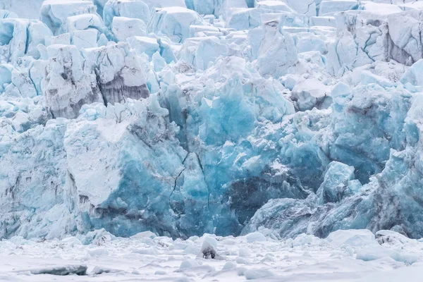 ノルウェー本土と北極の間のノルウェー諸島スヴァールバル諸島の氷河の前縁は 氷の亀裂を示しており 氷が解けていくように見えます — ストック写真