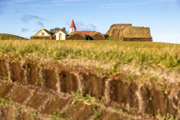 冰岛Glaumbaer村 有传统的草皮覆盖着房屋和红白相间的小教堂 土坯砖和草皮屋顶能抵御严寒的冬天 — 图库照片