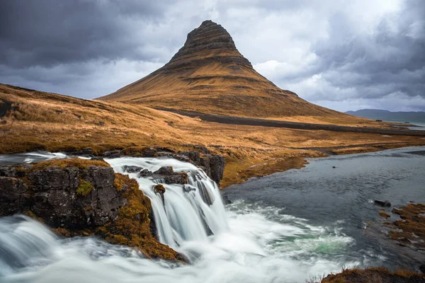 Kirkjufell Montanha Kirkjufellfoss Cachoeira Península Snaefellsnes Islândia Longa Exposição Tiro — Fotografia de Stock