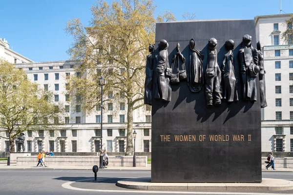 2022年4月16日 人们走过威斯敏斯特白厅的第二次世界大战妇女青铜纪念碑 伦敦春天的时间 — 图库照片