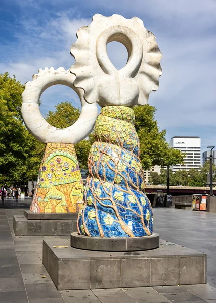 オーストラリア メルボルン 2023年1月21日 メルボルンのサウスバンクにあるガーディアンの彫刻 1997年にアーティストのサイモン リッグによって — ストック写真
