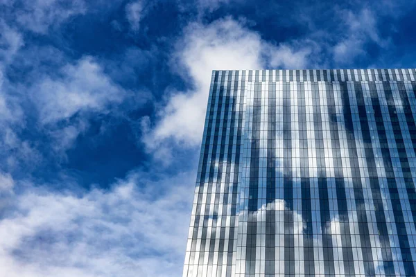Λεπτομέρεια Ενός Γενικού Σύγχρονου Γυάλινου Κτιρίου Αντανακλούν Σύννεφα Ενός Καλοκαιρινού — Φωτογραφία Αρχείου
