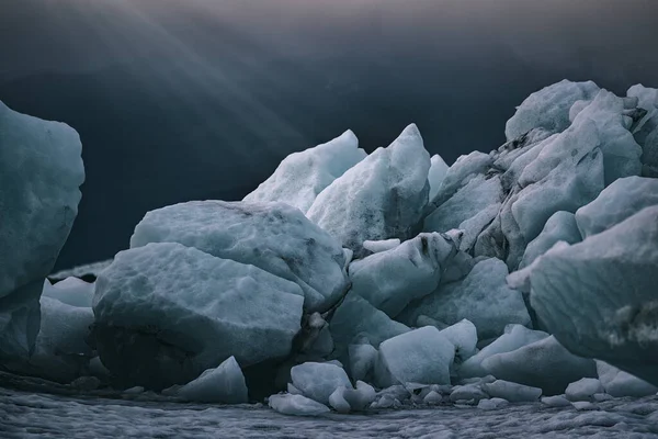 Lumière Soleil Met Évidence Des Icebergs Bleus Dans Lagune Glaciaire — Photo