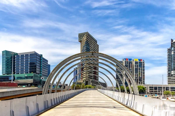 Pěší Most Přes Řeku Yarra Melbourne Austrálii Denní Záběr Létě — Stock fotografie