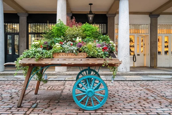 世界的に有名なコベントガーデン市場 ロンドンの店の外で 花の箱と古い様式の木製のバロー — ストック写真