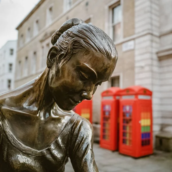 英国伦敦 2023年1月5日 一个女芭蕾女歌手青铜像 背景为标志性的伦敦电话亭 伦敦皇家歌剧院外 世界著名的芭蕾舞和歌剧场所 — 图库照片