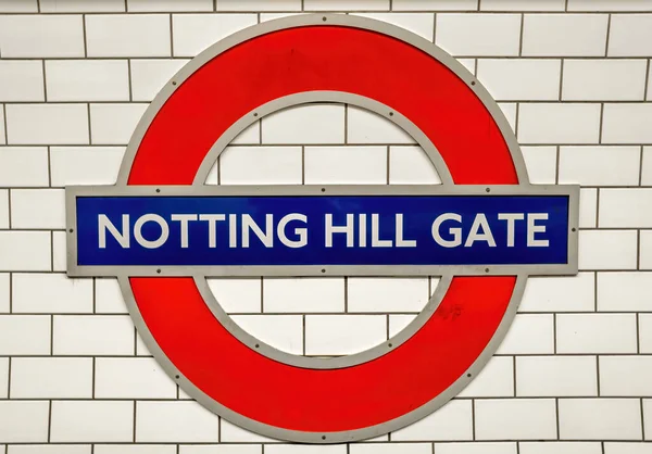ロンドン 2022年4月16日 ノッティングヒルゲート地下駅へのロンドンサインの輸送 Tflラウンデルはロンドンの象徴的なサインです — ストック写真