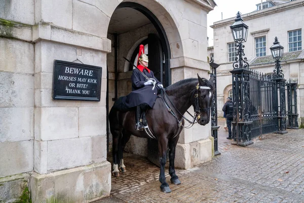 Λονδίνο Ηνωμένο Βασίλειο Ιανουαρίου 2023 Έφιππος Φρουρός Στην Είσοδο Του — Φωτογραφία Αρχείου