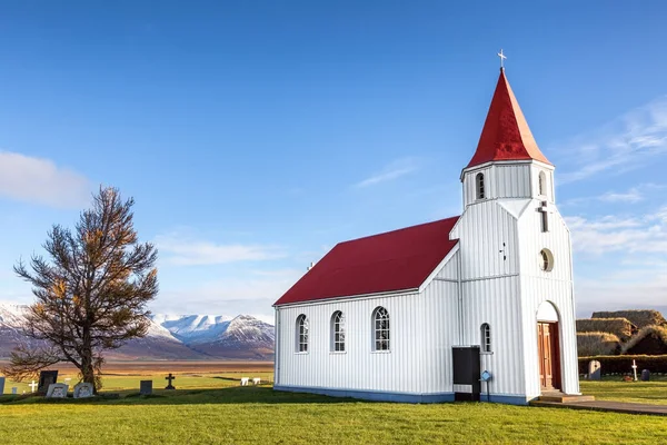 Glaumbaejarkirkja 冰岛北部的Glaumbaer教堂 传统的红白相间的建筑 雪山覆盖 蓝天覆盖 — 图库照片