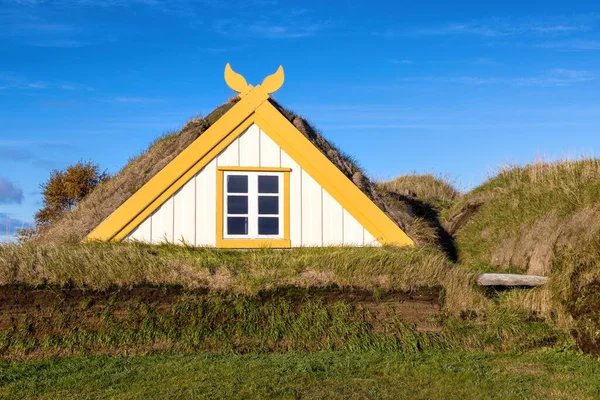 Dach Eines Traditionellen Rasenhauses Glaumbaer Island Detailliertes Holzgebäude Gelb Und — Stockfoto