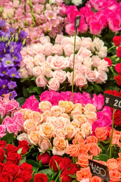 日本大阪的街市 在花摊展示各色花束的服装 — 图库照片