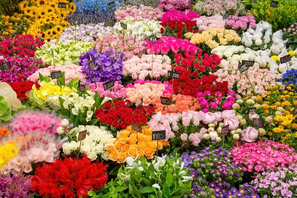 日本大阪的街市 在花摊展示各色花束的服装 — 图库照片