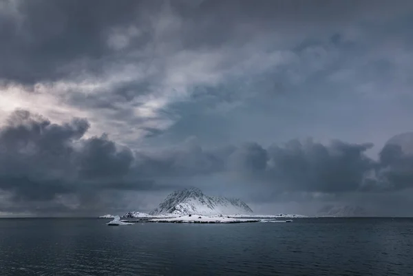 Ένα Χιονισμένο Βουνό Και Παγόβουνα Υψώνονται Από Την Αρκτική Θάλασσα — Φωτογραφία Αρχείου