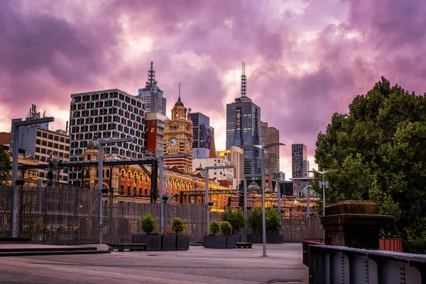 Paesaggio Urbano Melbourne Con Stazione Ferroviaria Flinders Street Primo Piano — Foto Stock