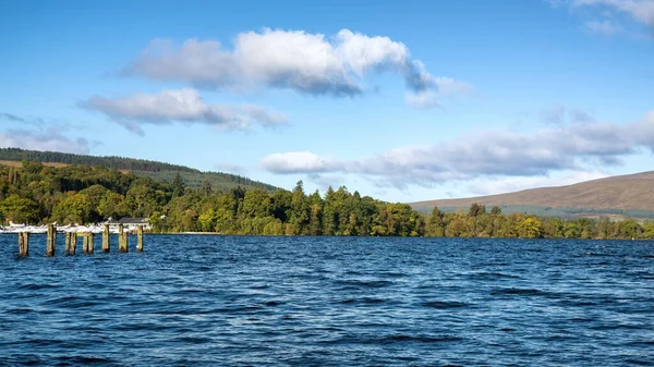 夏日的Loch Lomond纵观蓝色的湖面到苏格兰高地 苏格兰 联合王国 — 图库照片