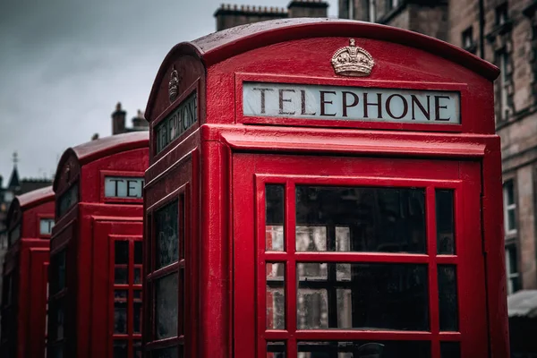 在苏格兰爱丁堡皇家车站的一排经典的英国电话亭 复古效果在黑暗和忧郁的声调中近在咫尺 — 图库照片
