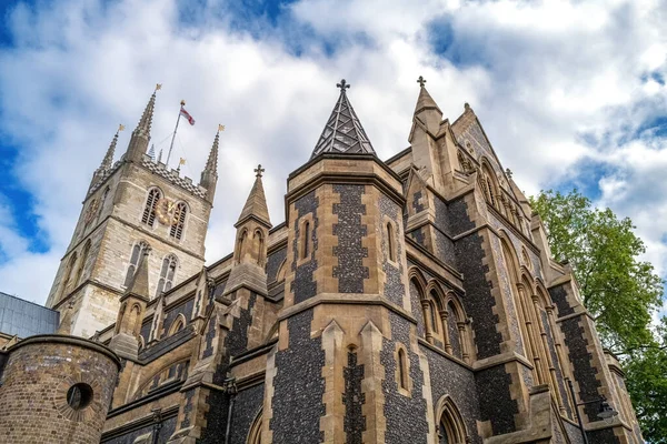 ロンドンのテムズ川の南岸にあるサウザーク大聖堂 これはロンドンで最も古いゴシック様式の教会で 建築の一部は1220年に遡る — ストック写真