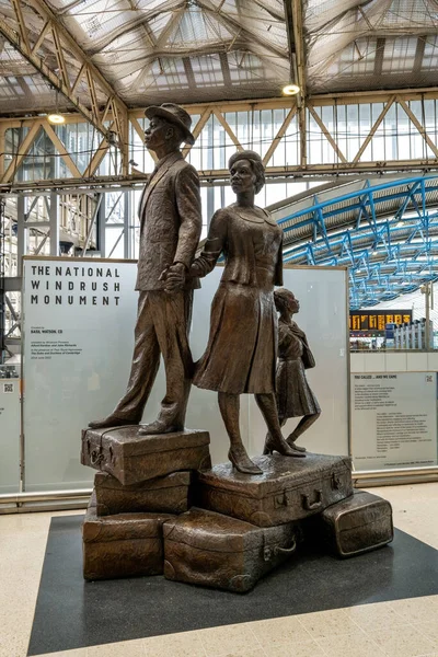 2023年6月6日 滑铁卢车站大厅内的国家风车纪念碑 这座纪念碑是为纪念英国西印度移民来到英国而建造的 — 图库照片