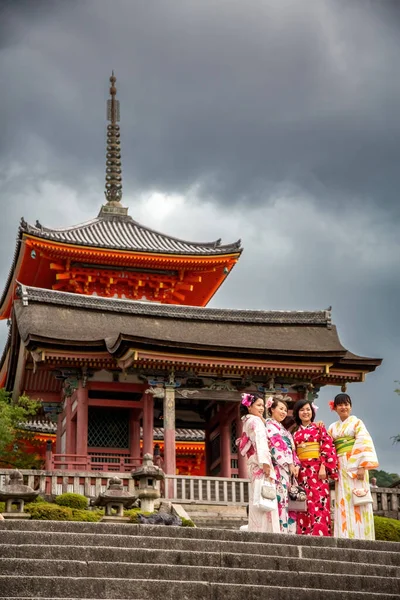 Kiotó Japán Június 2023 Turisták Ruhát Gésa Látni Kiyomizu Templom — Stock Fotó