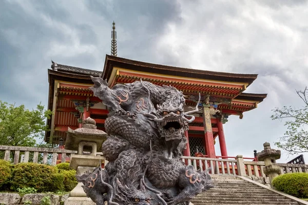 Gros Plan Une Ancienne Statue Dragon Bronze Extérieur Temple Kiyomizu — Photo