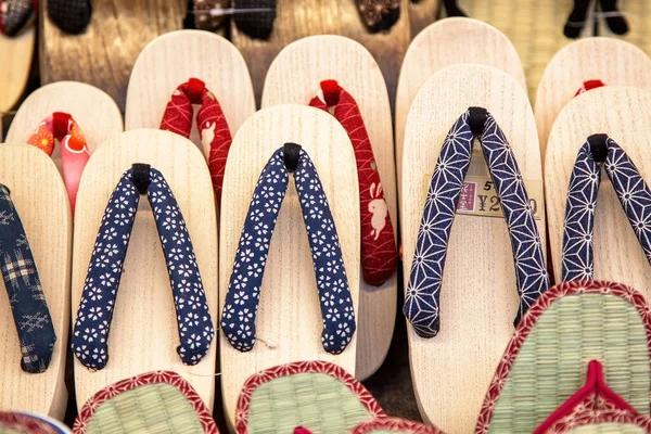 日本京都 2016年6月15日 日本传统木制Geisha拖鞋陈列在纪念品商店里出售 这双被称为吉塔的凉鞋就像翻筋斗 — 图库照片