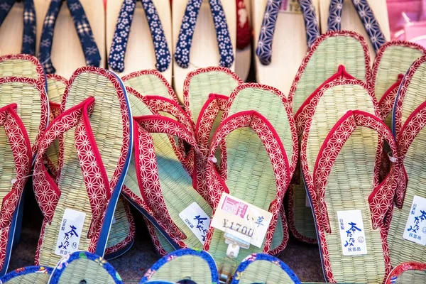 日本京都 2016年6月15日 在纪念品商店里出售的日本传统的日本土豆条拖鞋 这些鞋看起来像翻筋斗 是为室内穿而设计的 — 图库照片