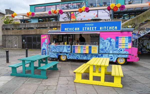 ロンドン イギリス 2023年6月6日 サウスバンクのカラフルなメキシコ料理ワゴン これは ロンドンのテムズ川の南岸にあるギャラリー レストランの人気アートエリアです — ストック写真