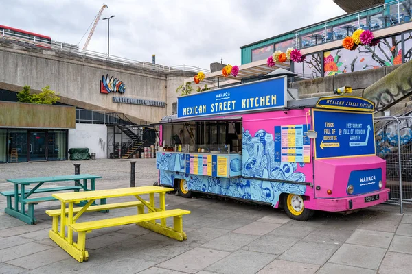 英国伦敦 2023年6月6日 南岸上五颜六色的墨西哥购物车 这是伦敦泰晤士河南岸一个受欢迎的艺术区 由画廊 酒吧和餐馆组成 — 图库照片