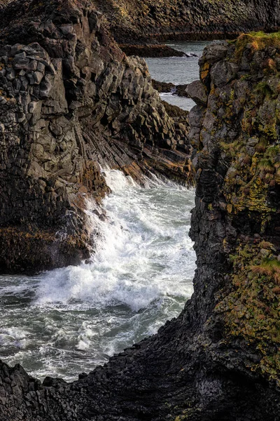 Hullámok Zuhannak Bazaltvulkanikus Kőzetképződményekre Parton Arnarstapi Közelében Snaefellsness Félsziget Izland — Stock Fotó
