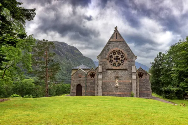 Église Catholique Mary Finnan Sur Les Rives Loch Shiel Glenfinnan Images De Stock Libres De Droits