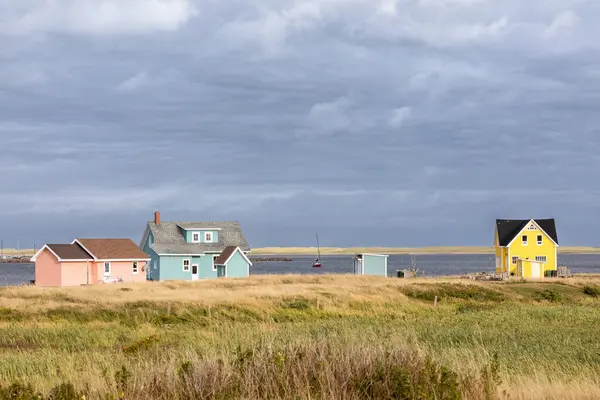 캐나다의 세인트 로렌스 만에있는 Havre Aubert Magdalen Islands의 다채로운 스톡 이미지