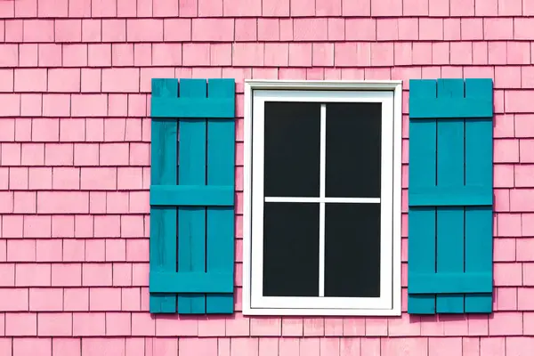 Détail Une Vieille Fenêtre Obturée Sur Mur Bardeaux Bâtiment Traditionnel Images De Stock Libres De Droits