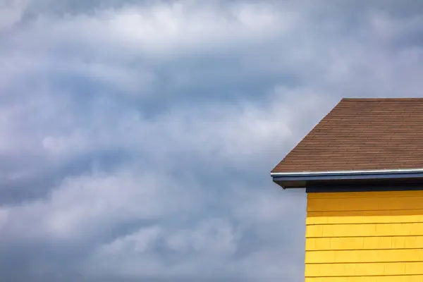 黄色的建筑 斑驳的天空 加拿大马格达莱纳群岛传统木制房屋的建筑细节 案文的篇幅 免版税图库图片