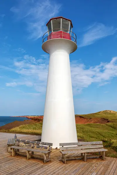 位于加拿大马格达伦群岛的波哥特或海瑞海角灯塔 灯塔耸立在北朝的陡峭的红崖上 图库图片