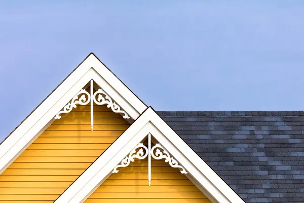 加拿大马德琳岛或马格达伦群岛典型的木制房屋的姜饼风格的装饰品的细节 带有文字空间的主色简约风格 免版税图库照片