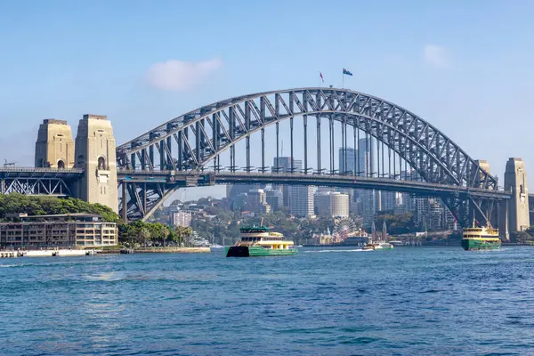 Die Symbolträchtige Sydney Harbour Bridge Mit Passagierfähren Die Über Die Stockbild