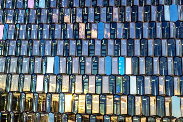 2021年10月6日 冰岛雷克雅未克 雷克雅未克老港口的哈帕音乐厅和会议中心 带有反射太阳光的外部玻璃和钢制立面的细节 图库照片