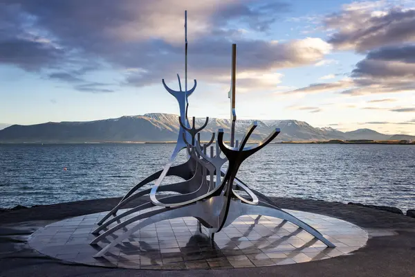 アイスランドのレイキャヴィーク 2021年10月6日 ジョン ガンナール アーナソンによる現代彫刻 太陽のボイジャー アイスランドのレイキャヴィークでの日の出 ストック写真