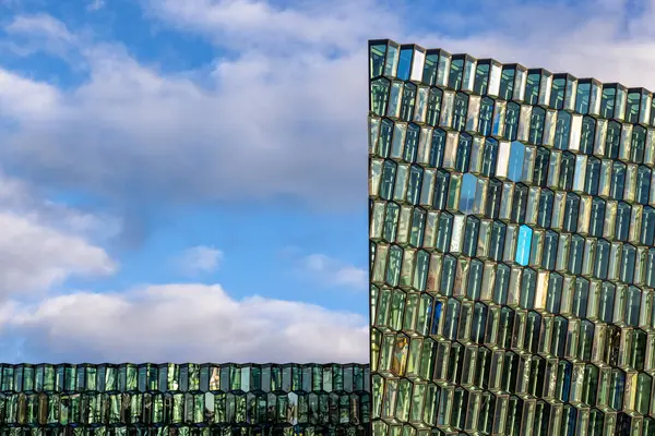 アイスランドのレイキャビク 2021年10月6日 レイキャビクのハーパコンサートホールとカンファレンスセンター 夏の空の背景を持つ外装ガラスとスチールファサードの詳細 ストック画像