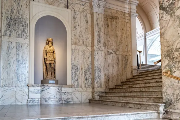 London April 2022 Ancient Statue King Displayed Grand Marble Staircase Стоковое Изображение