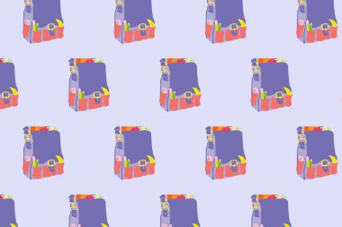 Renkli kalem dağınıklığı kumaş örnekleri. Parlak kısa kalemler ve şebeke defter kağıdının arka planında.