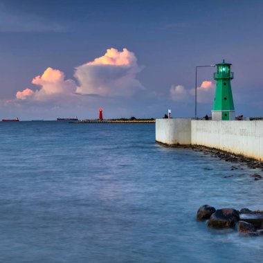 Alacakaranlıkta, Nowy Limanı 'nın batı dalgakıranında yeşil deniz feneri, Gdansk.