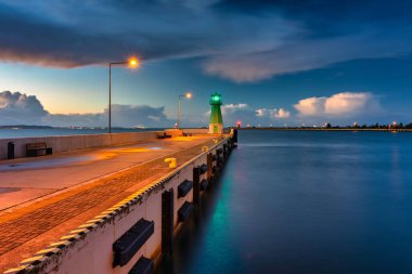 Alacakaranlıkta, Nowy Limanı 'nın batı dalgakıranında yeşil deniz feneri, Gdansk.