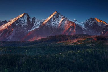 Güneş doğmadan önce Belianske Tatras 'ın tepeleri karla kaplıydı. Slovakya