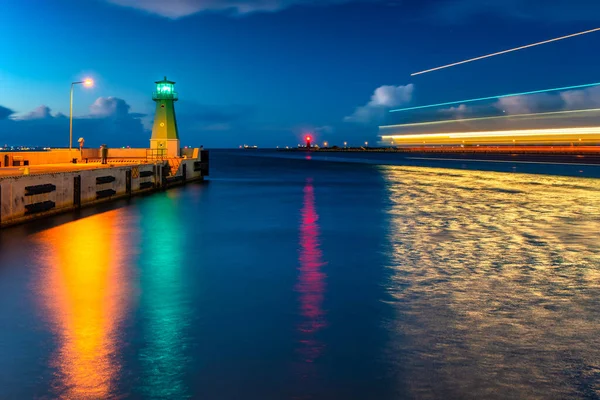 Alacakaranlıkta Nowy Limanı Nın Batı Dalgakıranında Yeşil Deniz Feneri Gdansk — Stok fotoğraf
