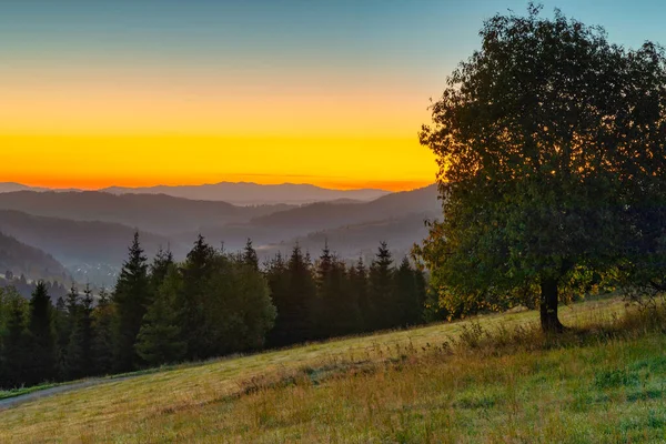 Όμορφη Φθινοπωρινή Ανατολή Κάτω Από Tatra Βουνά Στη Σλοβακία — Φωτογραφία Αρχείου