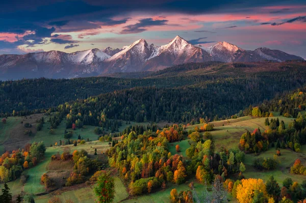 Hermoso Otoño Con Rojo Árboles Amarillos Bajo Las Montañas Tatra —  Fotos de Stock