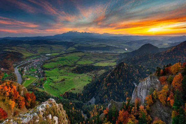 Ένα Όμορφο Ηλιοβασίλεμα Στα Βουνά Pieniny Θέα Βουνά Tatra Φθινόπωρο — Φωτογραφία Αρχείου