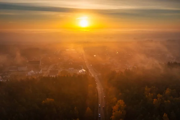 Morgondimma Över Skog Och Byggnader Norra Polen — Stockfoto