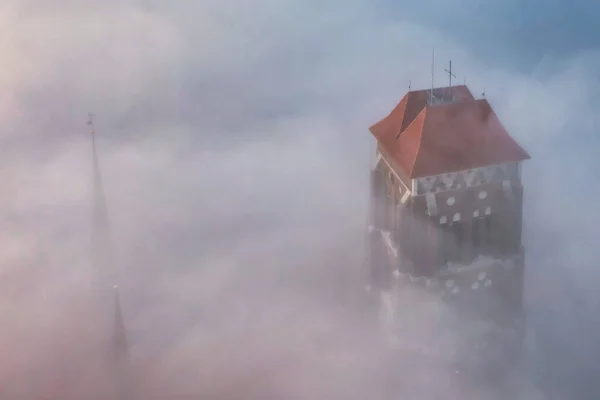 Tjock Dimma Över Gamla Stan Gdansk Med Marys Basilica Tower — Stockfoto